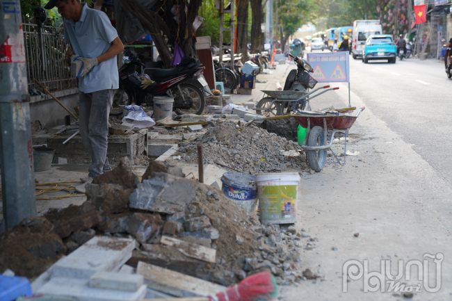 Ghi nhận của phóng viên Phụ nữ Mới, tại các tuyến phố như Giảng Võ, Xã Đàn, Cát Linh (Hà Nội)..., việc đào xới, lát đá vỉa hè kéo dài đang ảnh hưởng lớn đến các hộ kinh doanh.