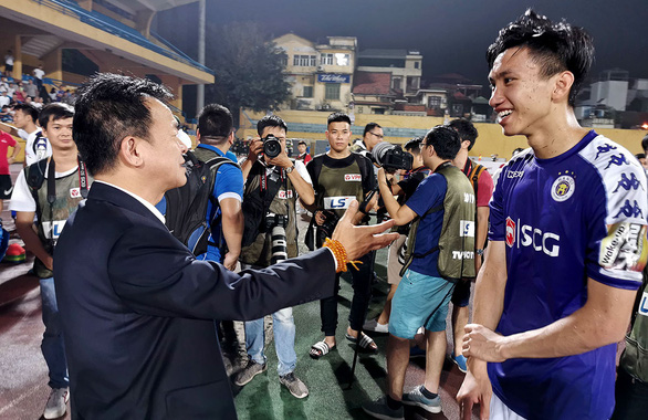 Bầu Hiển trò chuyện cùng Văn Hậu sau một trận đấu ở V-League 2019