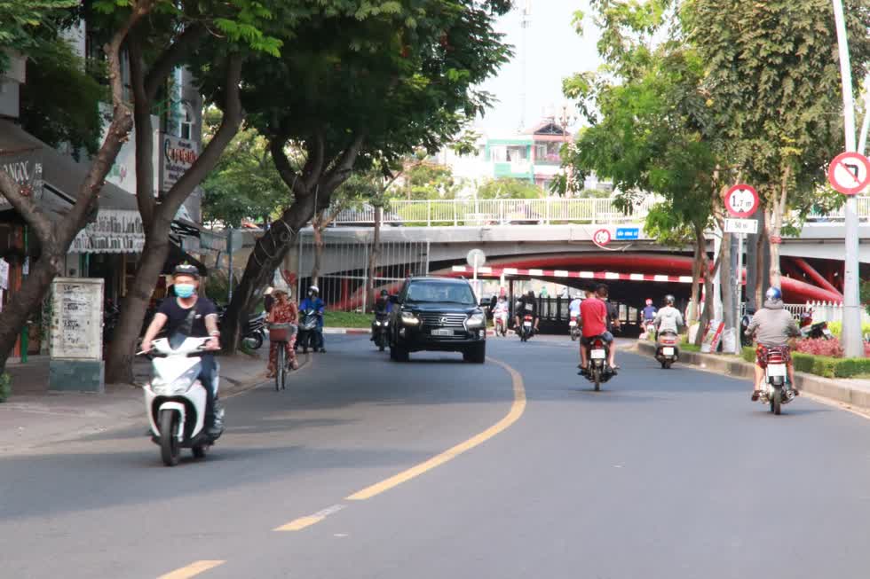 Đường Trường Sa, đoạn dưới chân cầu Công Lý sáng nay đã có nhiều xe cộ lưu thông hơn những ngày trước đó. Ảnh: Tri Thức