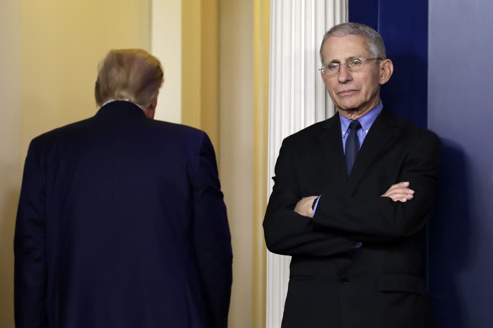 Ông Anthony Fauci, chuyên gia hàng đầu về bệnh truyền nhiễm của chính phủ Mỹ, theo dõi khi Tổng thống Donald Trump rời một cuộc họp báo ở Washington vào ngày 26/3. Ảnh: Bloomberg