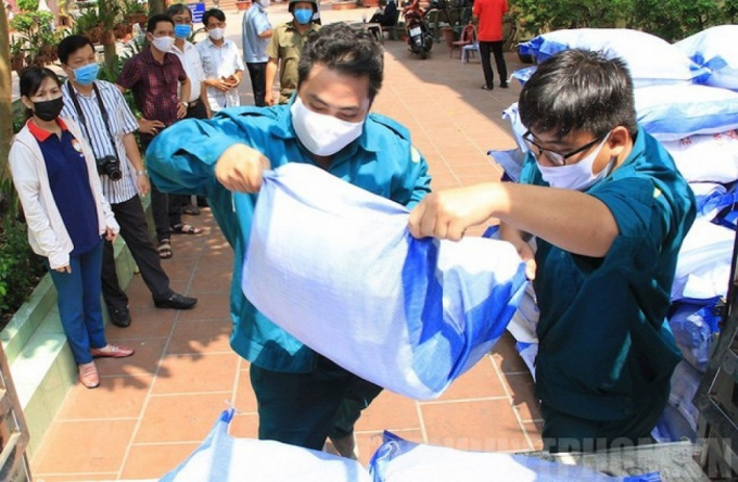 Bà Nguyễn Thị Vân Trang, Chủ tịch MTTQ phường Bình Hưng Hoà B cho biết: hiện địa phương có hỗ trợ cả tiền và lương thực nhưng phía tổ dân phố và MTTQ chỉ chịu trách nhiệm phát thực phẩm, còn tiền hỗ trợ là do UBND phường phát.