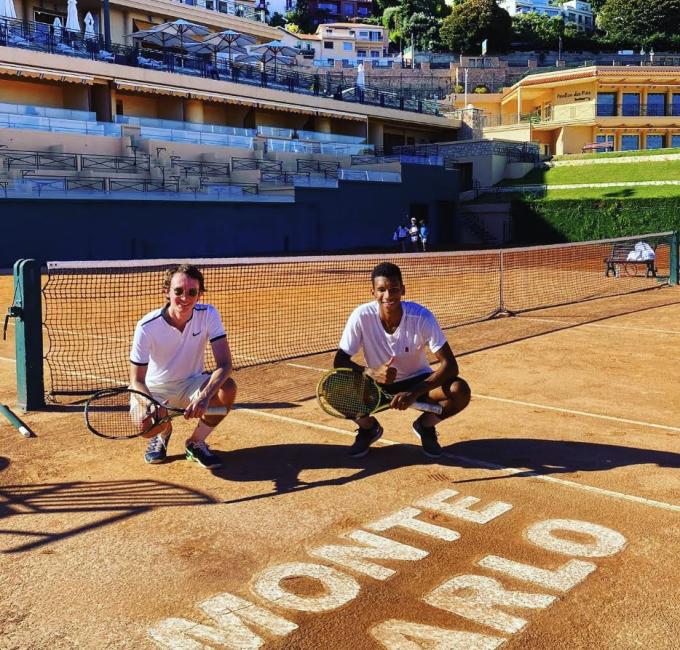 Anh có mối quan hệ thân thiết với nhiều ngôi sao quần vợt nổi tiếng như Roger Federer và Félix Auger-Aliassime