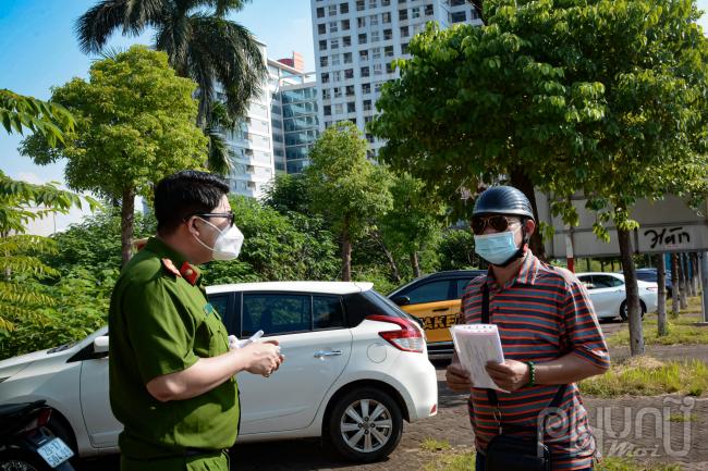 Lực lượng chức năng giải thích cho người dân về quy định giấy tờ ra đường, phổ biến cập nhật tin tức các quy định mới cho người dân hiểu và nắm rõ.