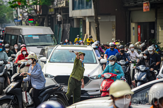 Lực lượng chức năng rất vất vả để phân làn và điều khiển giao thông.