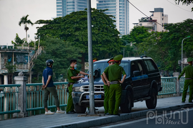 Hà Nội: Người dân đổ ra đường vui chơi nhân hết Chỉ thị 16