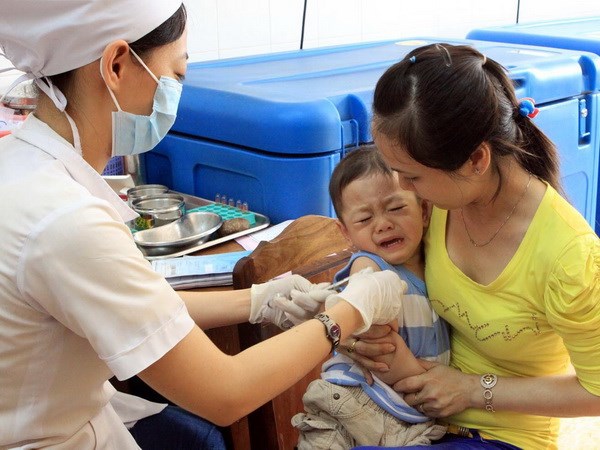 Chủ động tiêm phòng sởi cho trẻ để hạn chế dịch sởi bùng phát và hạn chế những tác động tới hệ miễn dịch do virus sởi gây ra. Ảnh: benhvirus.com