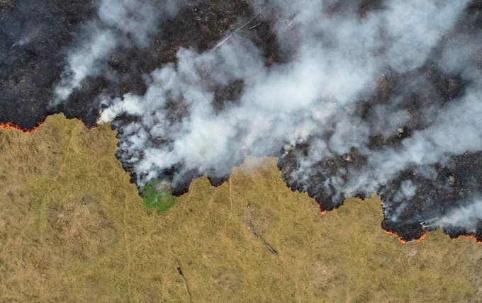 Khói bốc lên từ đám cháy rừng Amazon ở bang Rondonia, Brazil, ngày 24/8. Ảnh: Ueslei Marcelino/Reuters