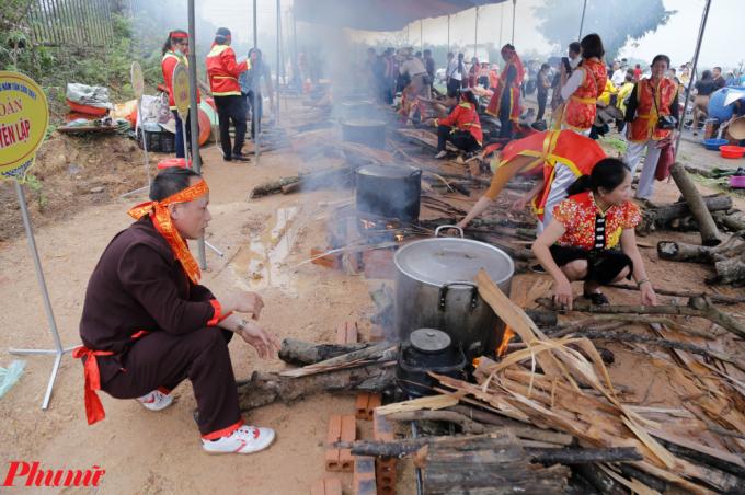         Bánh sau khi chấm điểm sẽ được mang đi luộc        