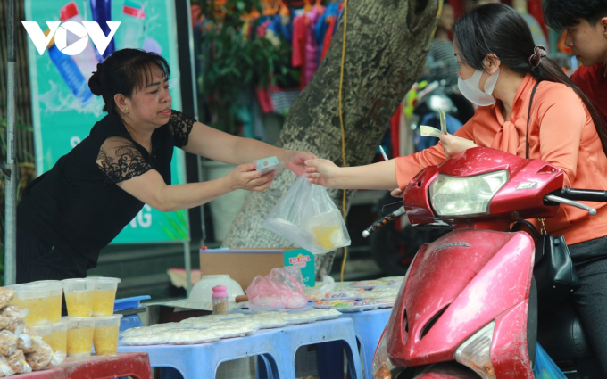 Là một người mua hàng kỹ tính, chị Bảy (Nghĩa Tân) chia sẻ: “Bây giờ bánh trôi có nhiều màu sắc bắt mắt, nhìn thì rất đẹp, nhưng đều có sự pha trộn của bột ngũ sắc. Bản thân tôi chỉ sợ trong bột có phẩm màu nên chỉ ưa chuộng mỗi màu trắng truyền thống, nếu không biết rõ nguồn gốc thì không mua