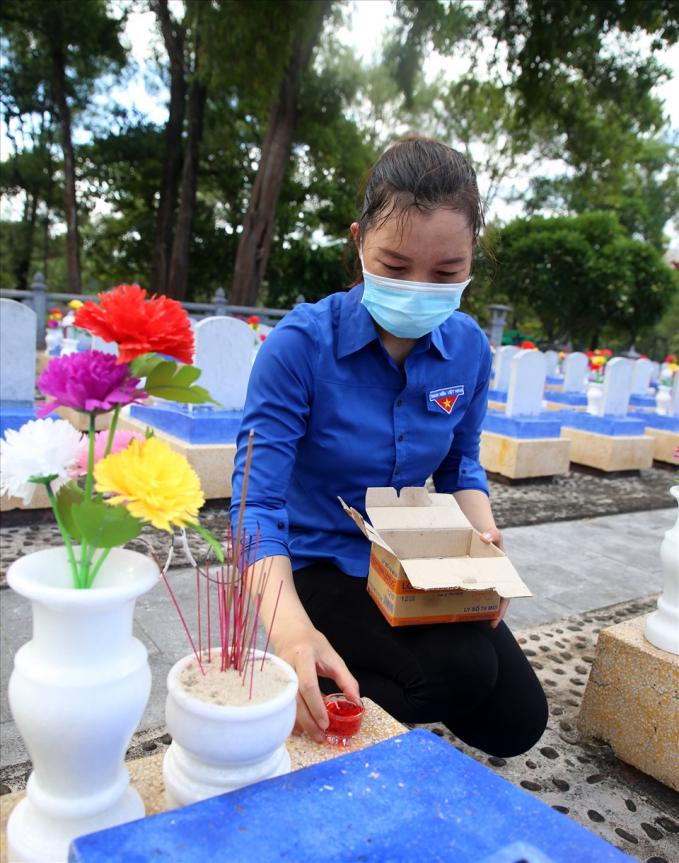 Nghĩa trang liệt sĩ Quốc gia Trường Sơn nhìn từ trên cao. Nếu vào dịp này những năm trước sẽ đông nghịt các đoàn cựu chiến binh, thân nhân của các liệt sĩ và cán bộ, người dân đến đây thăm viếng. Dịp 27.7 năm nay, khuôn viên nghĩa trang chỉ lác đác các đoàn khách tại địa phương đến.