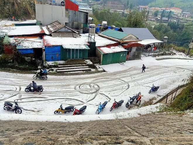 Những lớp đá dày cả chục centimet trên đường khiến các phương tiện di chuyển khó khăn. 