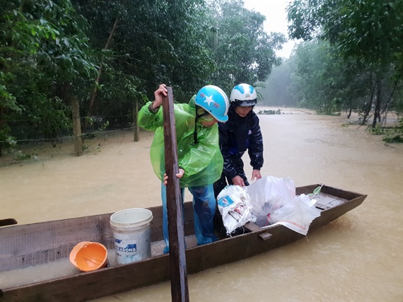 Nước dâng cao đến mức người dân chỉ có thể di chuyển bằng ghe.