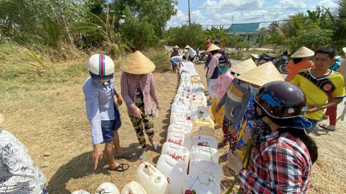   Mỗi người dân sẽ được nhận nước miễn phí, không giới hạn số lượng.  