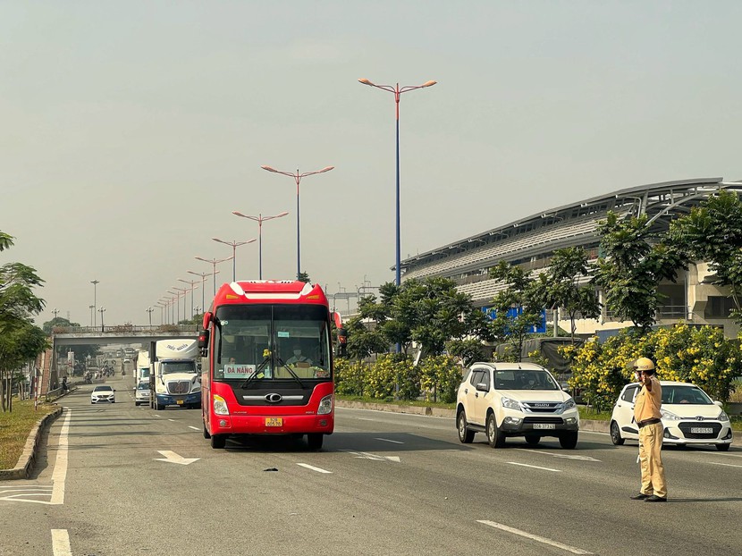 TP.HCM dẹp nạn 'xe dù, bến cóc', hạn chế xe giường nằm vào trung tâm - Ảnh 1.