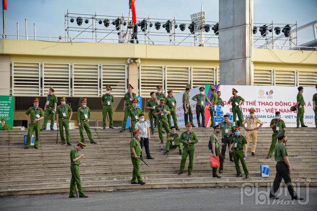 Đông đảo các chiến sỹ Công an được bố trí đảm bảo an toàn cho buổi lễ