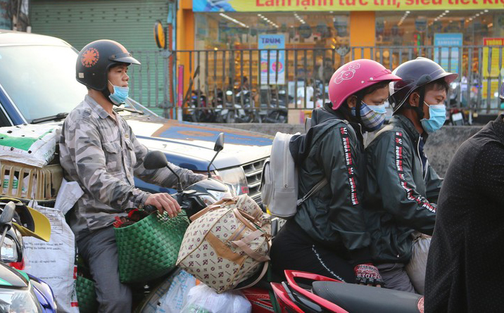 Để đảm bảo an toàn trong mùa dịch Covid-19, nhiều gia đình dù có con nhỏ vẫn chọn xe máy làm phương tiện di chuyển.