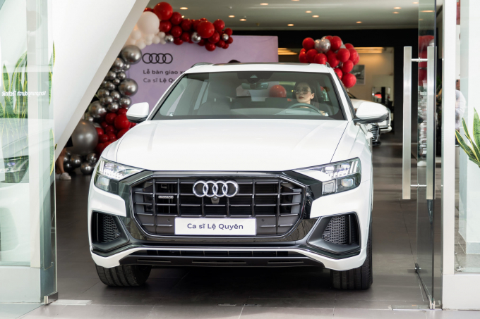   Chiếc Audi Q8 của ca sĩ Lệ Quyên là một trong những chiếc xe đầu tiên ở Việt Nam có trang bị công nghệ lọc khí tiên tiến loại bỏ các hạt bụi mịn, khí độc hại và trung hòa các chất gây dị ứng trong không khí song chưa cản được virus corona  