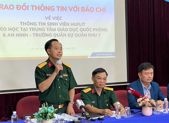   Đại tá Nguyễn Tiến Sơn, Chủ nhiệm Chính trị Trường Quân sự Quân khu 7 thông tin tại họp báo ngày 12/1 vừa qua- Ảnh: SGGP  