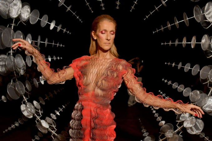 Celine Dion trong show diễn Iris van Herpen tại Haute Couture Fashion Week, Paris (Ảnh: Swan Gallet/WWD/Shutterstock).