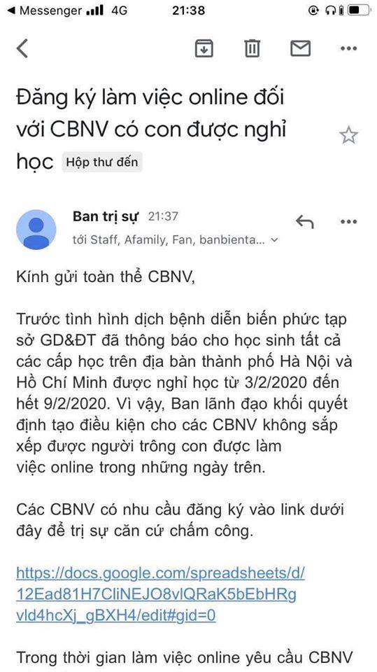 Thông báo của một công ty cho phép nhân viên đăng ký làm tại nhà, tiện thể trông con.