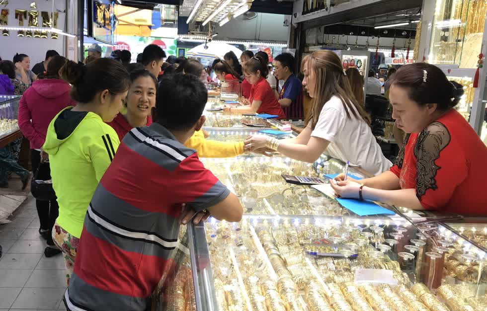 Giá vàng lên đỉnh 53 triệu, mua đầu năm đến nay lời cả chục triệu đồng mỗi lượng. Ảnh: Nguyên Phương.