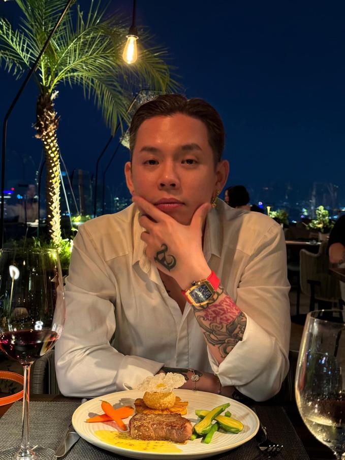 Đáng chú ý netizen soi ra từ 2 ngày trước, nam rapper Andree cũng chia sẻ hình ảnh tại đây