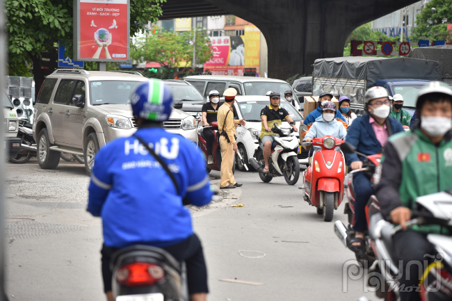 Tuy nhiên, trong quá trình làm việc, tuyên truyền, nhắc nhở và xử lý nhiều trường hợp vi phạm. Đối với các lỗi dừng đỗ, đón trả khách sai quy định, tổ công tác cũng gặp không ít khó khăn bởi chỉ cần 1 xe bị xử lý là họ đều có phương thức thông báo cho các xe khác nhằm mục đích né tránh, khi không thấy lực lượng chức năng thì họ lại tiếp tục dừng đón khách và đi với tốc độ rùa bò”.