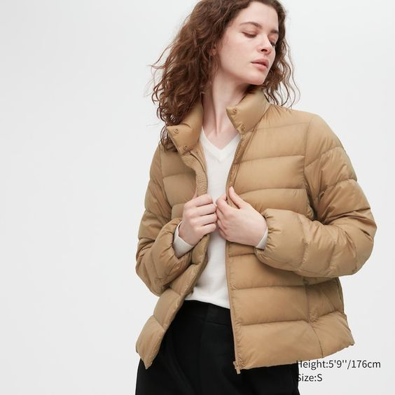 Dòng áo khoác phao siêu nhẹ Ultra Light Down của UNIQLO có chất liệu lông vũ mỏng mịn nhưng giữ ấm triệt để. Khác xa với mấy kiểu áo cồng kềnh nặng nề ngày trước, áo lông vũ giờ đây được cách tân khá trẻ trung, chủ yếu là áo dáng ngắn để mặc không bị 