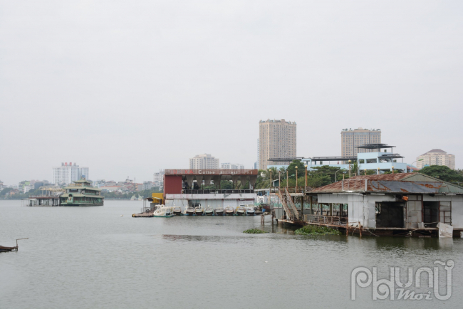 Cách đây nhiều năm các du thuyền, nhà hàng nổi này hoạt động, kinh doanh rất sầm uất. Giờ đây trở thành những khối sắt hoen gỉ dọc hồ Tây. Nhiều người dân gọi nơi đây là 