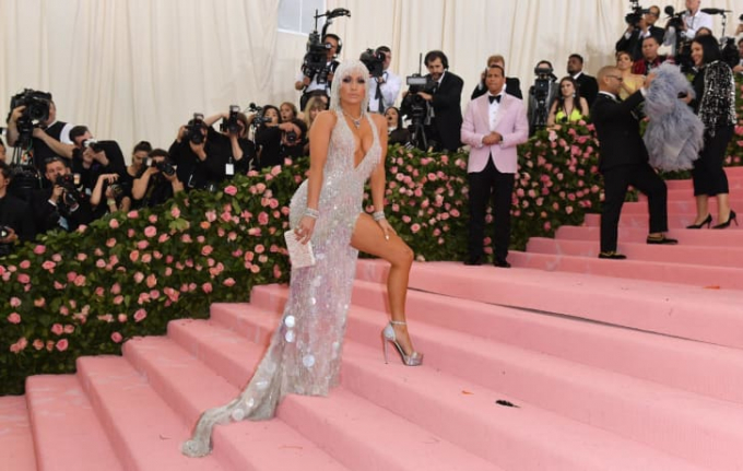 Jennifer Lopez đến Met Gala 2019 ở New York