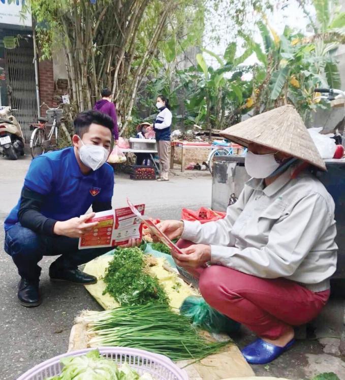 Tình nguyện viên cùng nhau tuyên truyền, phòng chống dịch Covid-19.