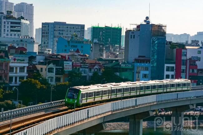 Trong năm đầu vận hành, tuyến đường sắt trên cao cần huy động 680 người vận hành, trên tổng số dự kiến 733 người. Trong đó, hơn 200 người được đào tạo tại Trung Quốc, số còn lại được đào tạo trong nước. 51 lái tàu đã được cấp phép theo quy định của Luật Đường sắt.