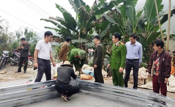 Lãnh đạo Công an tỉnh Thanh Hóa trực tiếp chỉ đạo xây dựng nhà cho người nghèo ở huyện Mường Lát. Ảnh: Công an Thanh Hóa cung cấp