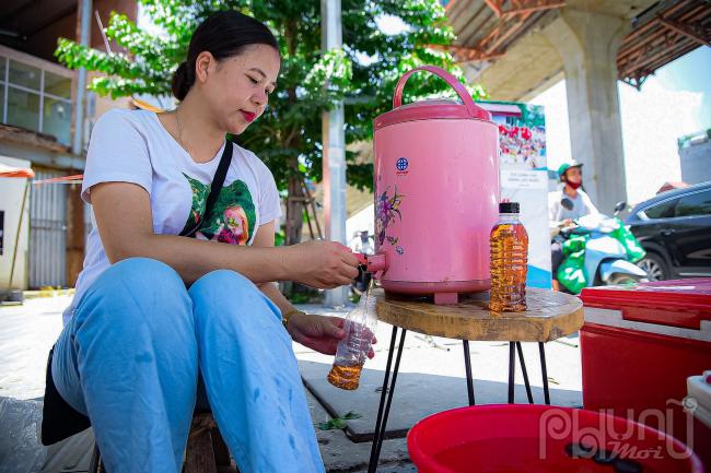 Đến khi chè nguội là chị cũng rửa xong vỏ chai mới rồi mới tiến hành đóng chai.