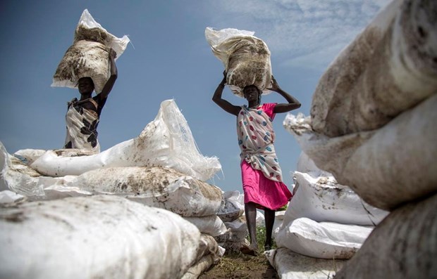 Người dân nhận lương thực cứu trợ tại Jonglei, Nam Sudan. (Ảnh: AFP/TTXVN