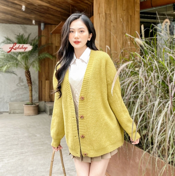 Cardigan là item cổ điển, không bao giờ lỗi mốt. Bên cạnh những mẫu áo có màu sắc cơ bản, bạn cũng đừng quên bổ sung cho tủ đồ những mẫu cardigan màu nổi để ghi điểm thú vị cho style