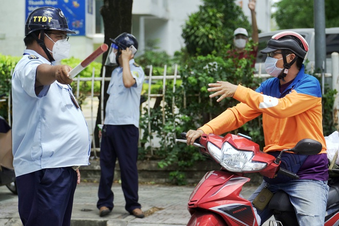 Tài xế vẫn phải đối mặt với tình trạng phải chứng minh, giải trình nếu gặp chốt kiểm soát, mất nhiều thời gian để hoàn thành đơn hàng.