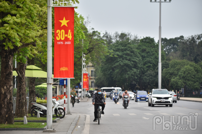 Hàng loạt băng rôn đậm sắc đỏ treo dọc các tuyến đường chính và khu vực trung tâm để kỷ niệm Ngày giải phóng miền Nam, thống nhất đất nước, Ngày Quốc tế lao động