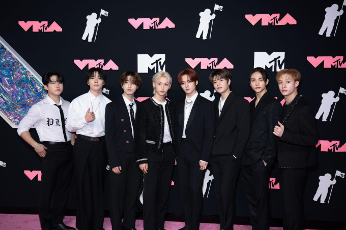 1 đại diện khác của Kpop tham gia VMAs 2023 là Stray Kids. Nhóm nhạc đến từ JYP Entertainment lịch lãm nhưng không kém phần phong cách