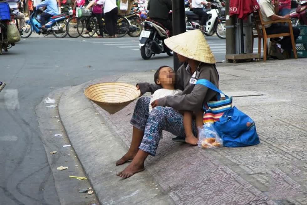 Người ăn xin đi thành nhóm tràn lan khắp vỉa hè, ngã 3, ngã 4 gây nhiễu loạn nếp sống đô thị.