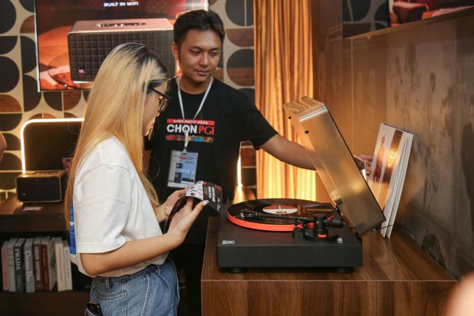 Cận cảnh mâm than JBL Spinner BT và loa JBL Authentics tại AVShow 2023