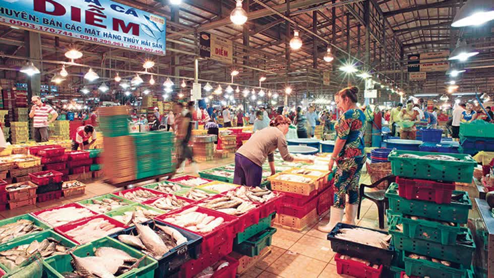   Dự báo, ngày mùng 5 Tết, rau củ, thịt bò, thủy sản... sẽ được tiêu thụ nhiều nhất, giá các mặt hàng này sẽ tương đương với trước Tết, không có hiện tượng khan hàng tăng giá.  