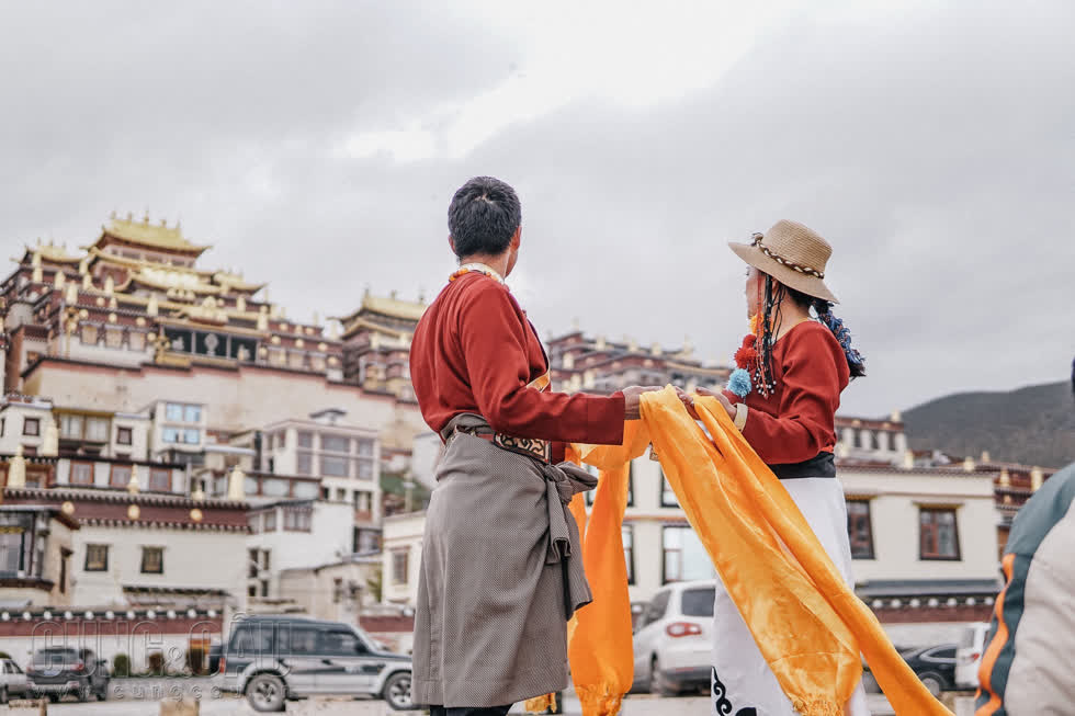 Những dãy nhà nhỏ nhắn của người dân tộc Nạp Tây nằm nép mình lặng lẽ trước sự hùng vĩ của ngọn tuyết sơn. Những con người chất phác hiền lành đang sống một cuộc sống bình dị và đầy ắp tiếng cười hạnh phúc. Đây cũng là địa điểm lý tưởng để cho những ai yêu thích các bộ môn thể thao liên quan đến núi và tuyết.