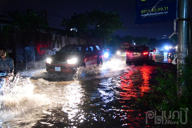 Mưa lớn khiến nhiều phố Hà Nội thành sông, nước cống dâng hòa lẫn nước mưa