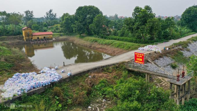   Đê Đáy, đoạn qua trạm bơm Tân Độ xã Xuy Xá, huyện Mỹ Đức, mưa lớn khiến mặt đê rộng hơn 5 m bị đứt gãy từ ngày 14/10. Toàn bộ trang thiết bị tại trạm bơm phải di dời và khu vực giàn thao tác (nơi có chức năng đóng mở các cửa xả) bị bẻ vặn.  