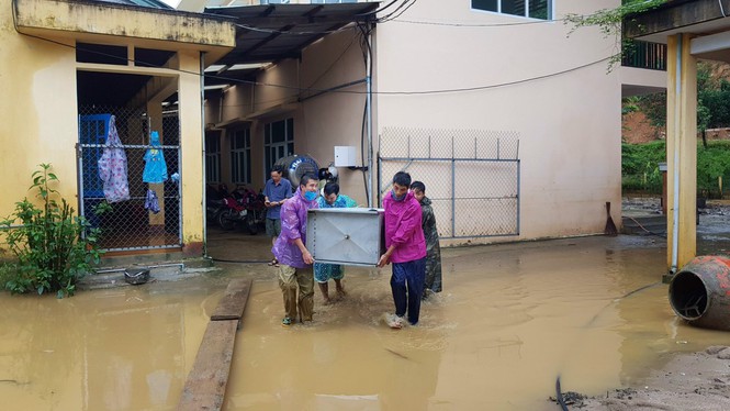 Mưa lũ cuốn trôi hết các công trình nhà ăn, nhà bếp, công trình vệ sinh của học sinh và cán bộ tập thể giáo viên, ngoài ra các vật dụng sinh hoạt như tủ, bếp ăn, sách vở và dụng cụ học sinh của học sinh bị hư hỏng. 