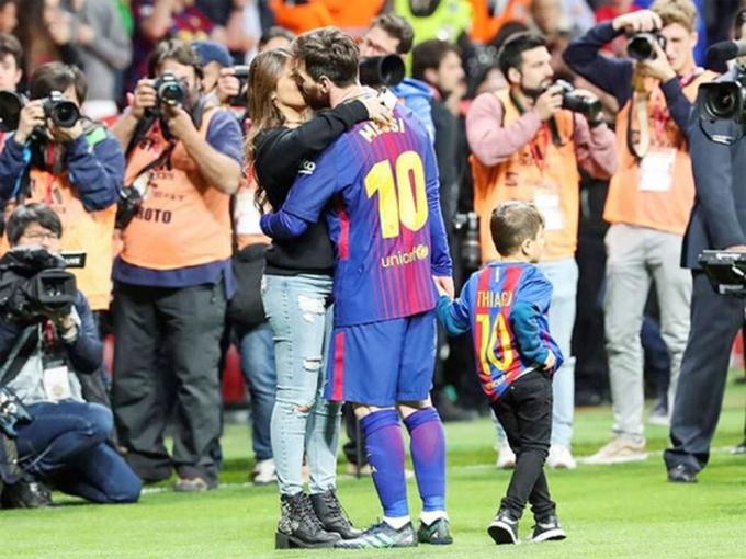   Sau khi giành chiến thắng tại Cup nhà vua năm 2018, tiền đạo Barca đã ôm và khóa môi bà xã Antonella say đắm, một tay nắm tay con trai đầu lòng Thiago. Khoảnh khắc ngọt ngào của vợ chồng Messi thu hút ống kính và gây bão mạng xã hội.  