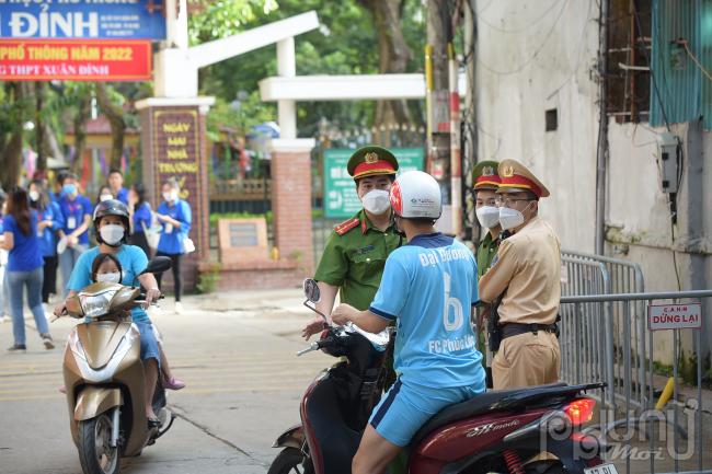 Lực lượng chức năng bảo vệ nghiêm ngặt địa điểm thi.