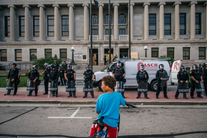 Một cậu bé đứng trước Tòa án quận Kenosha ở Kenosha, Wisconsin ngày 24/8. Ảnh: Getty Images