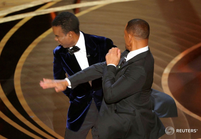   Will Smith tiến lên sân khấu đánh Chris Rock.   